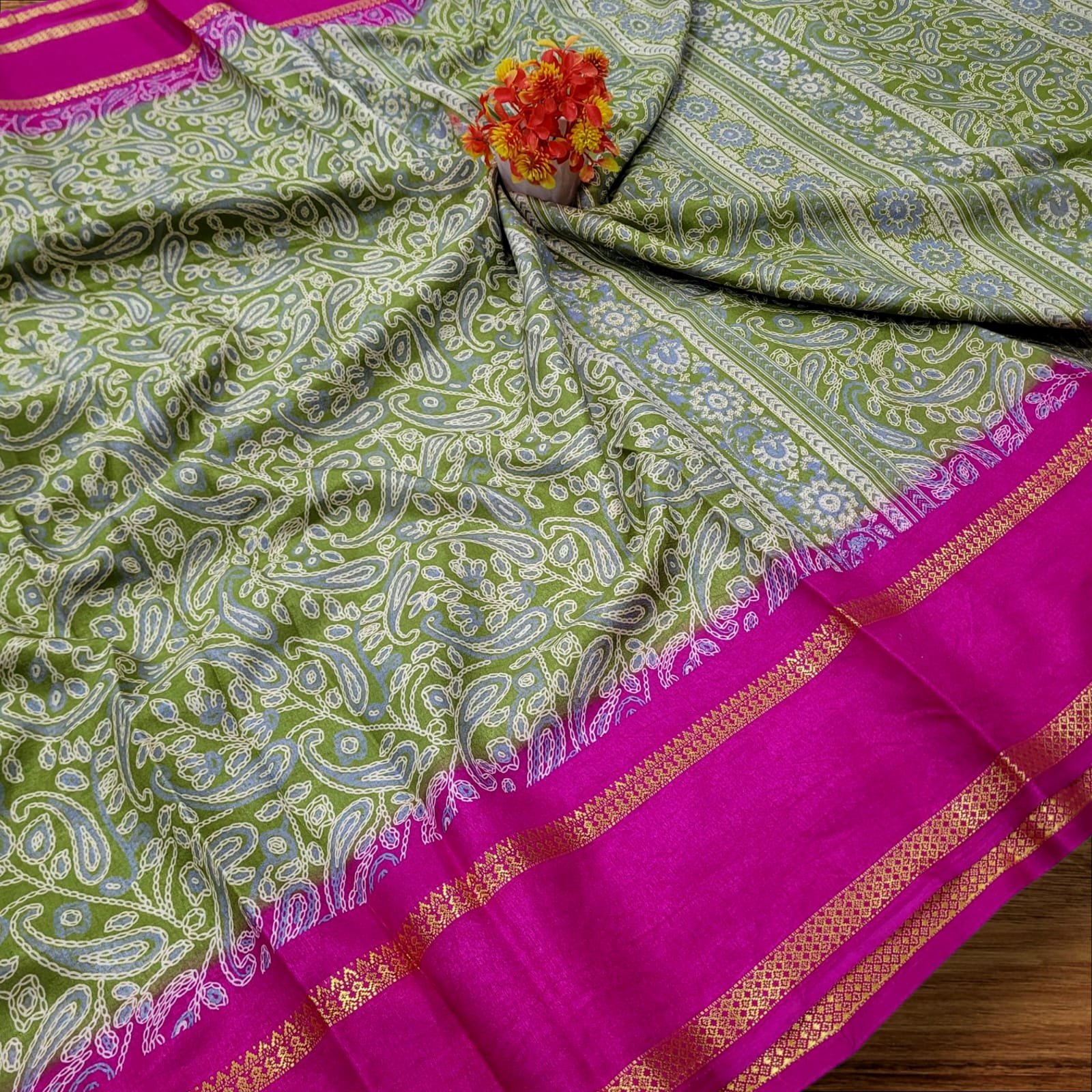 2025/09/1004938970.jpg Premium Soft Crepe silk Saree with Rettapetta Border - Image 1