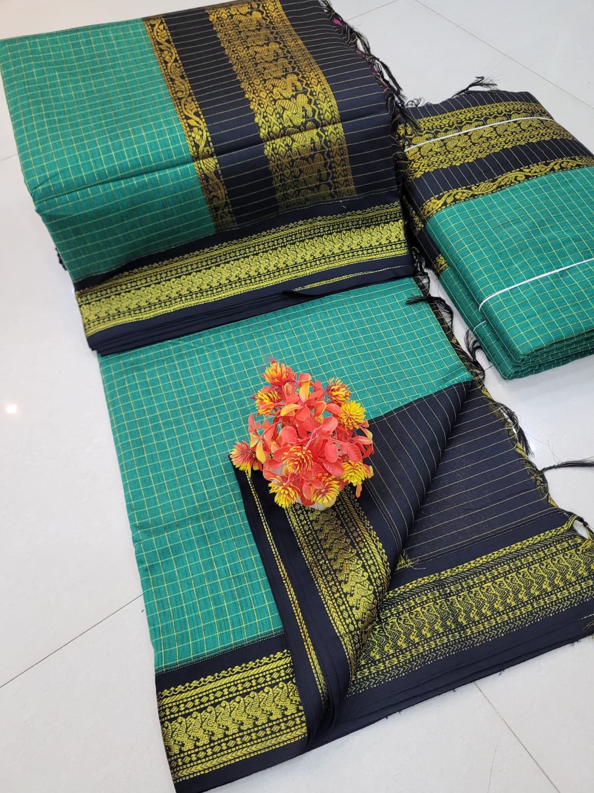 2025/09/1005174298.jpg Checked Kalyani cotton saree/Lata Gadwal Paithani - Image 1